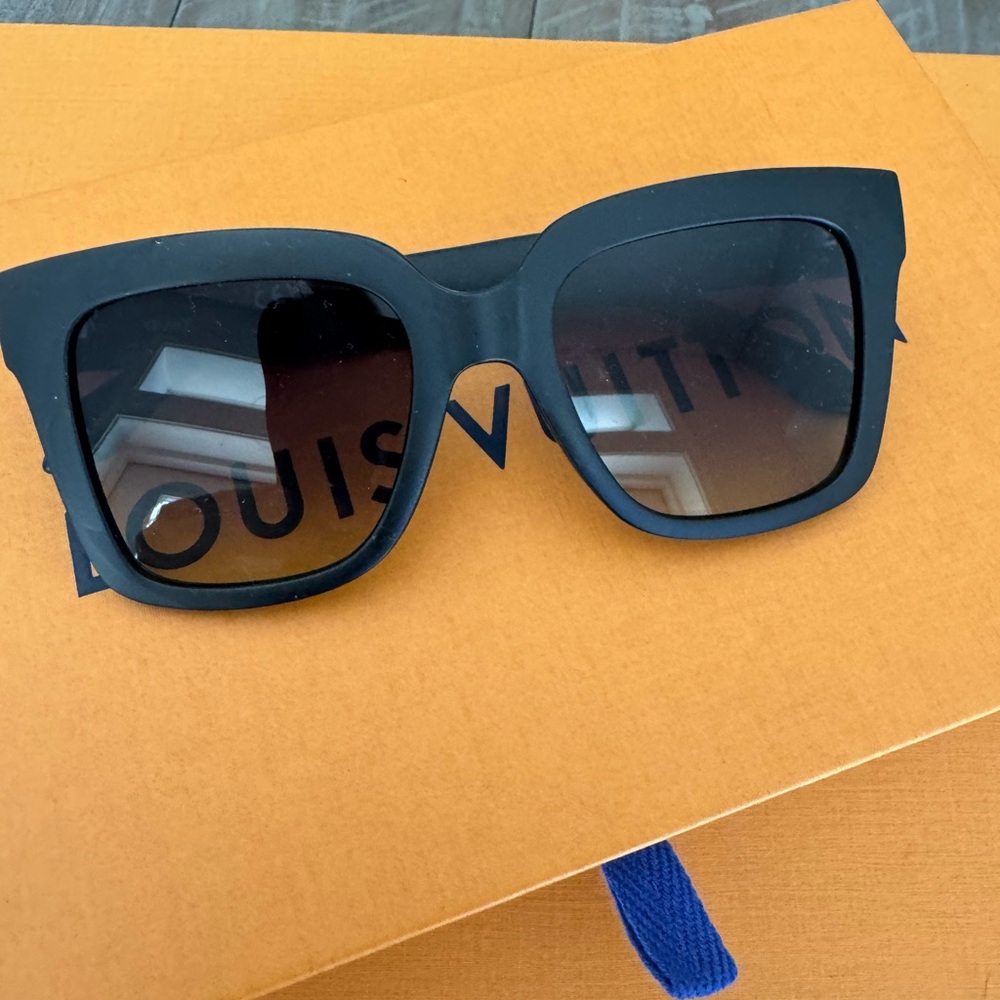 Quay Black Square Sunglasses